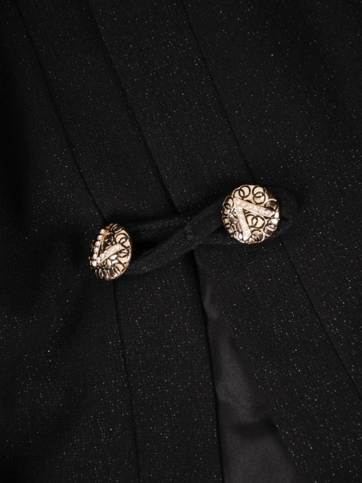 Elegancki czarny żakiet z ozdobnym dekoltem i połyskującymi nitkami – o prostym kroju, do biura i na wyjścia 39396