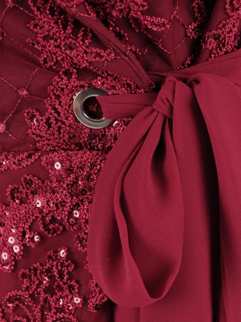 Bordowa sukienka wieczorowa rozkloszowana midi na andrzejki – elegancki krój z wiązaniem modelujący talię 37492