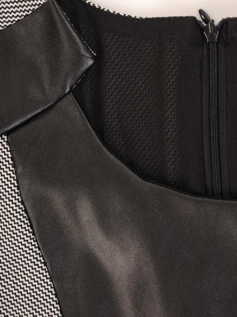 Prosta szaro-czarna sukienka midi – elegancka baskinka akcentująca talię i wycięty dekolt 27652