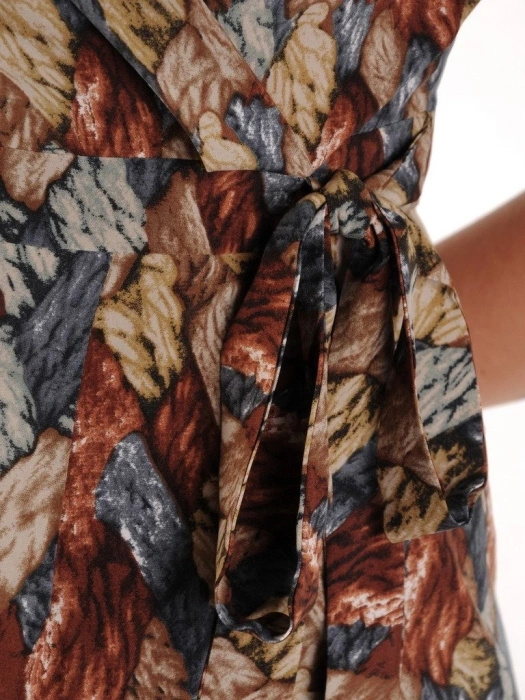 Elegancka sukienka wizytowa midi w modny print – prosty fason wysmuklający sylwetkę 20542