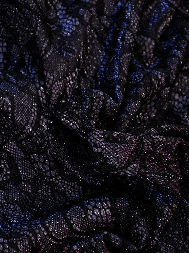 Elegancka sukienka wieczorowa mini o prostym kroju z połyskiem – ozdobne wycięcie dekoltu 18662