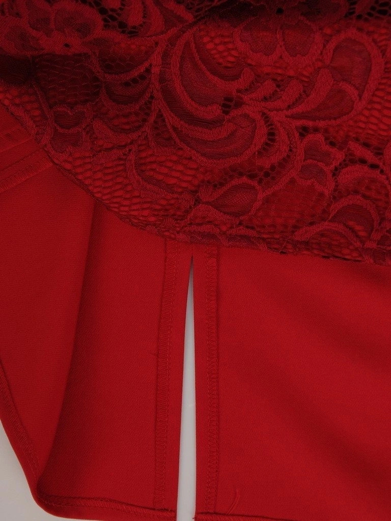 Elegancka czerwona sukienka prosta z dekoltem serek – wyszczuplające wstawki z kwiatowej koronki 19651