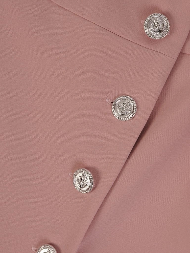 Elegancka sukienka kopertowa brudny róż na wesele – wysmuklające pionowe przeszycia i kołnierz 26180