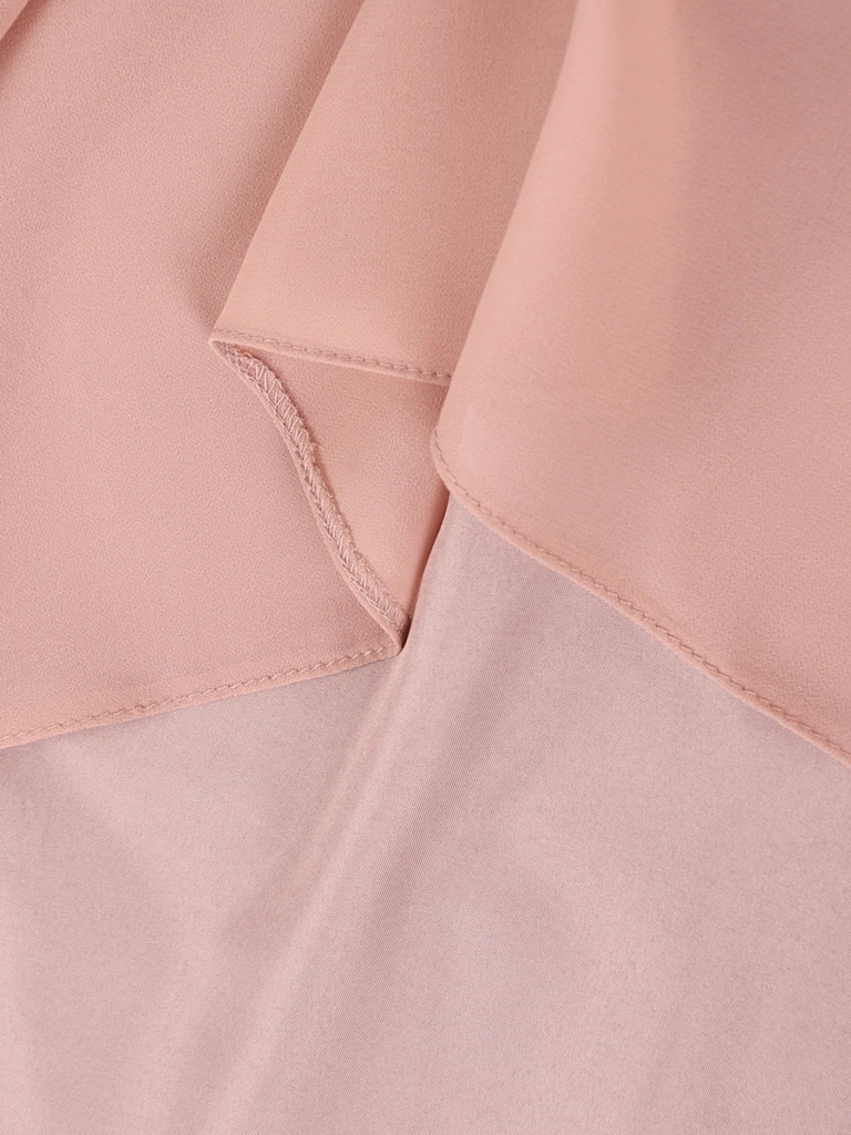 Elegancka sukienka trapezowa w odcieniu brudnego różu – swobodny fason z rozszerzanymi rękawami 23446