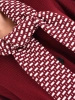 Elegancki sweter damski w odcieniu bordo – luźny, swobodny krój z dekoracyjnym wiązaniem 42164