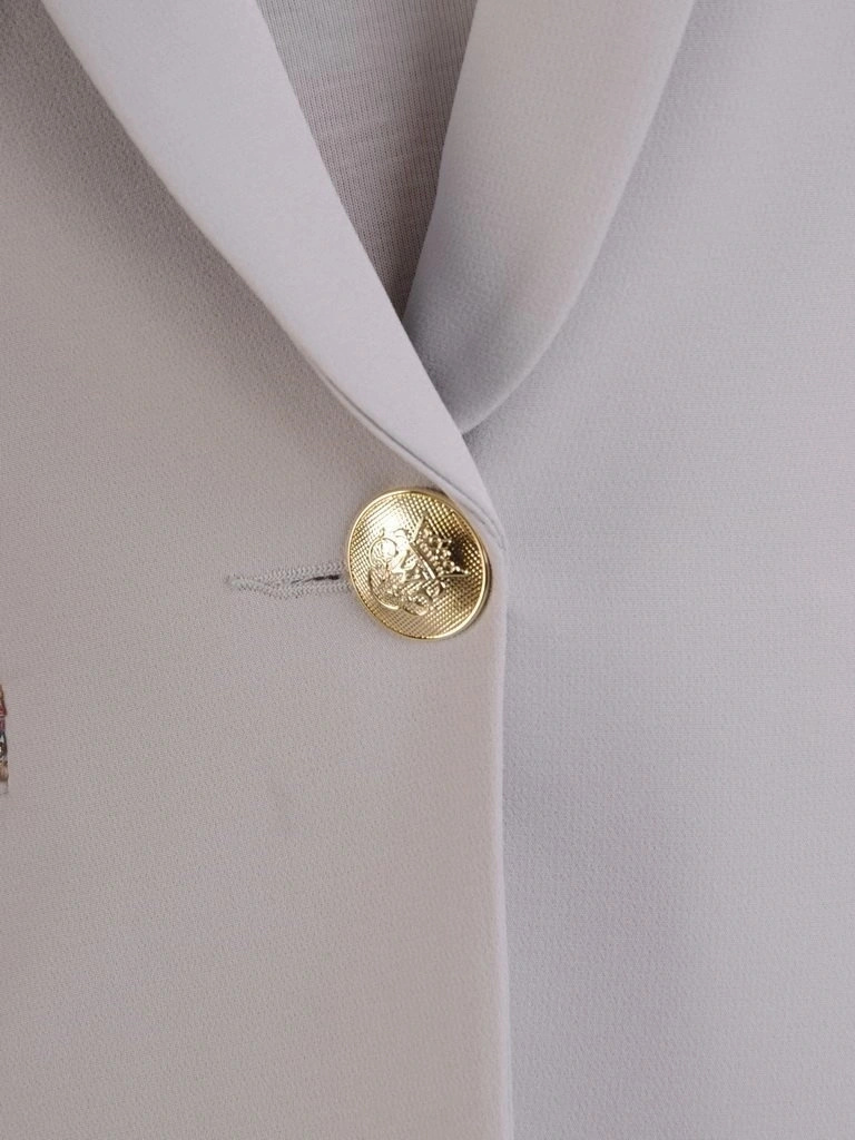 Elegancki szary żakiet damski do sukienki – prosty fason z biżuteryjnym zdobieniem 25760