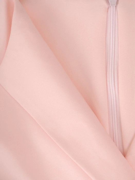 Elegancka sukienka wizytowa w liście pudrowy róż – kopertowy krój podkreślający talię 36255