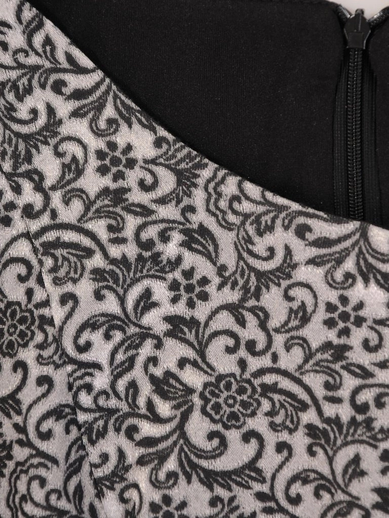 Elegancka czarna sukienka midi z ozdobnym wzorem – prosty fason z zaszewkami optycznie wyszczuplającymi 27429