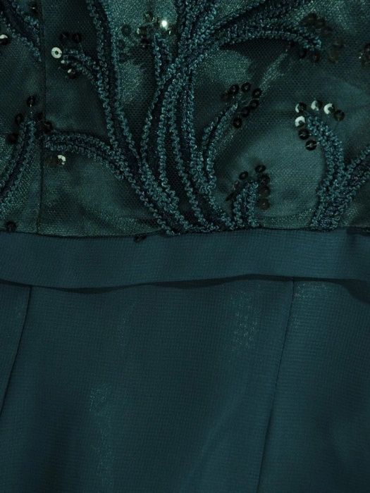 Elegancka sukienka rozkloszowana w odcieniu butelkowej zieleni – kobiecy fason modelujący sylwetkę 22691