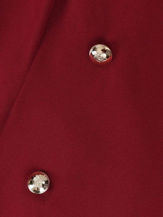 Bordowa sukienka o kroju żakietowym ze stójką – wysmuklające zaszewki i ozdobne guziki 31068