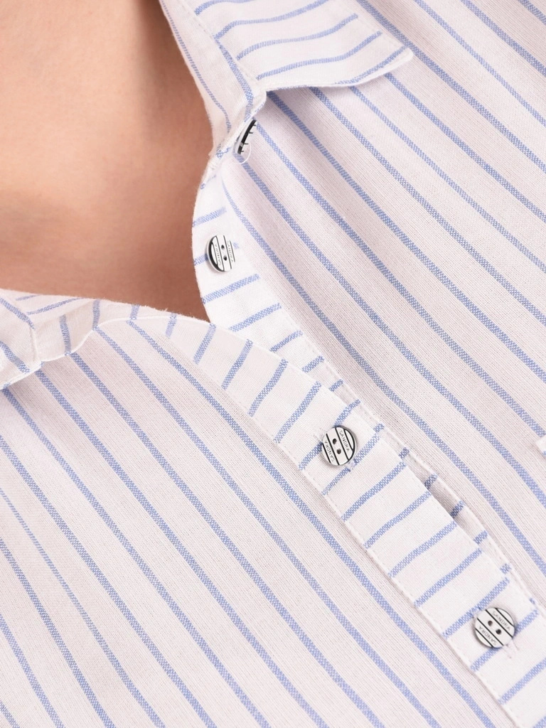 Biała koszula bawełniana w paski o prostym kroju – elegancki model z kołnierzykiem i kieszonką 41772
