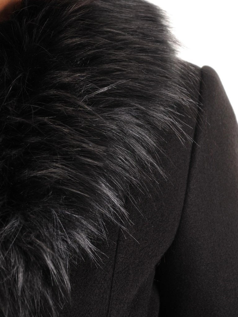 Elegancki czarny płaszcz zimowy z paskiem – prosty krój z odpinanym futerkiem 27790