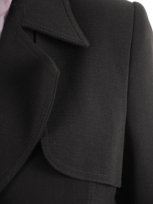 Elegancki czarny płaszcz damski trencz – wysmuklający fason z wiązaniem w talii 41317