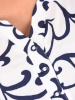 Elegancka bluzka plus size biała z granatowym wzorem, dekolt V i rękaw 3/4 – prosty krój, który wysmukla sylwetkę 40816