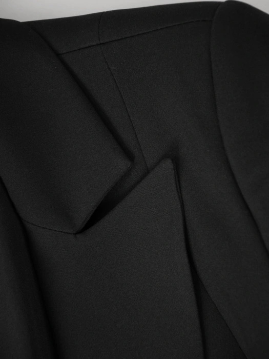 Elegancki czarny żakiet damski do sukienki – prosty fason z ozdobnym guzikiem 37008