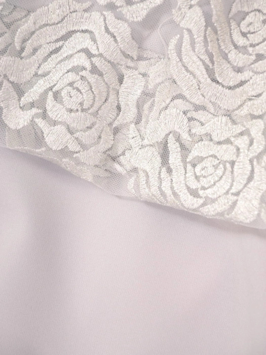 Elegancka sukienka midi w kwiaty na wesele – prosty fason w gołębim odcieniu 32632