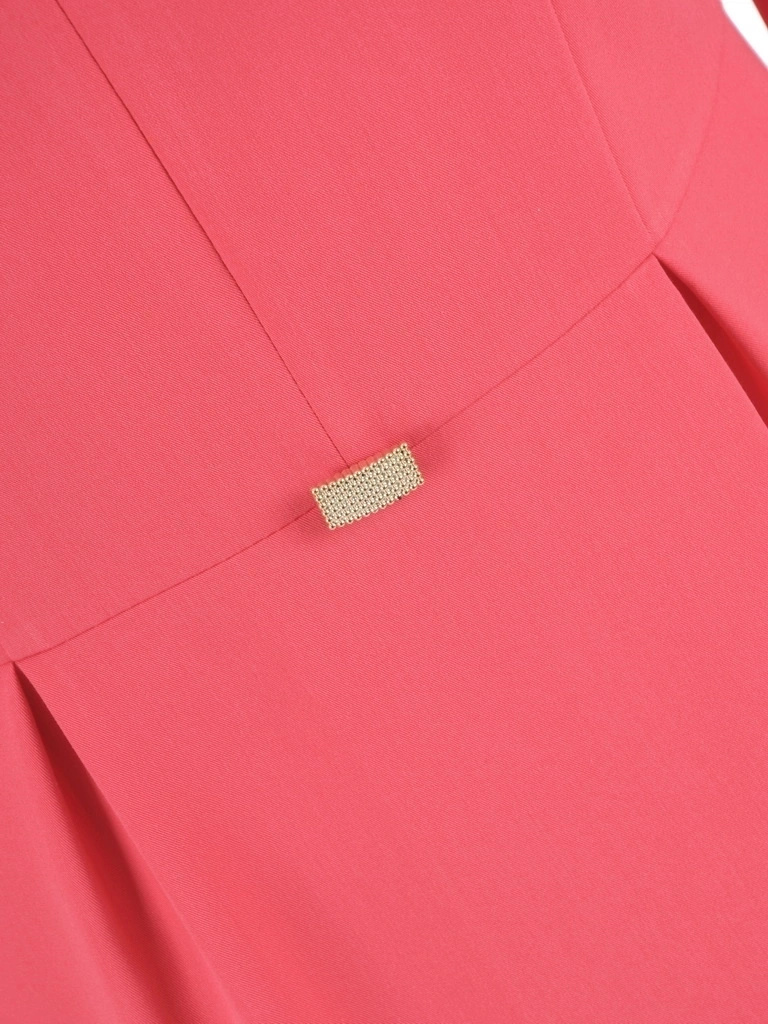 Elegancka koralowa sukienka midi z dekoltem serek – prosty krój z ozdobną broszką 37713