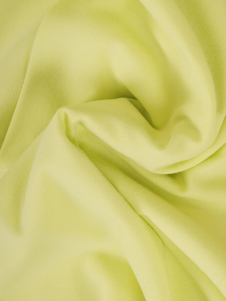 Elegancka sukienka midi o prostym kroju limonkowa – wysmuklający fason z ozdobnym dekoltem 36156