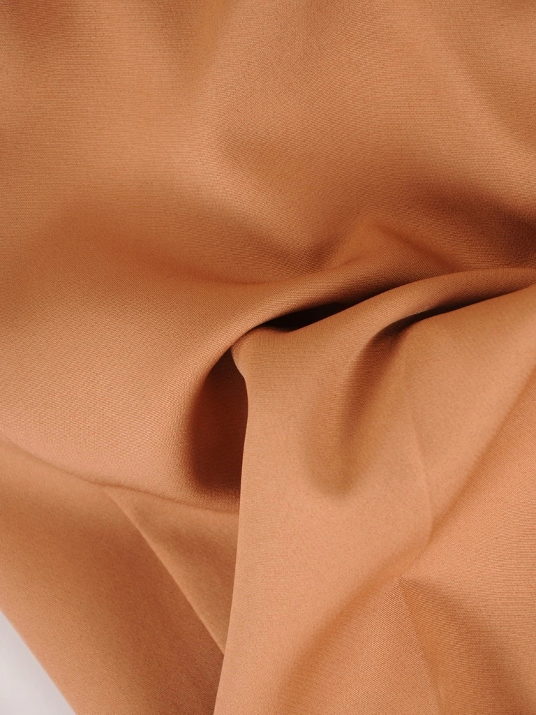 Eleganckie karmelowe spodnie z szerokimi nogawkami – modny fason z kontrafałdą modelujący sylwetkę 36868