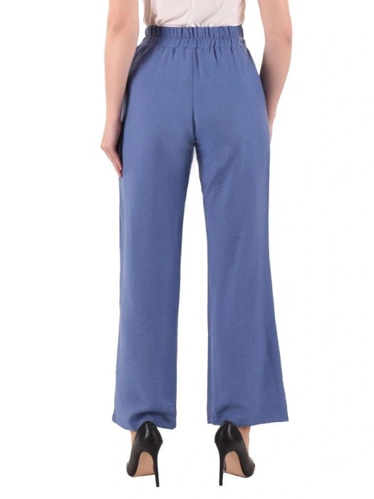 Niebieski komplet damski ze spodniami jeans – luźny fason z dekoltem w serek i paskiem 39952