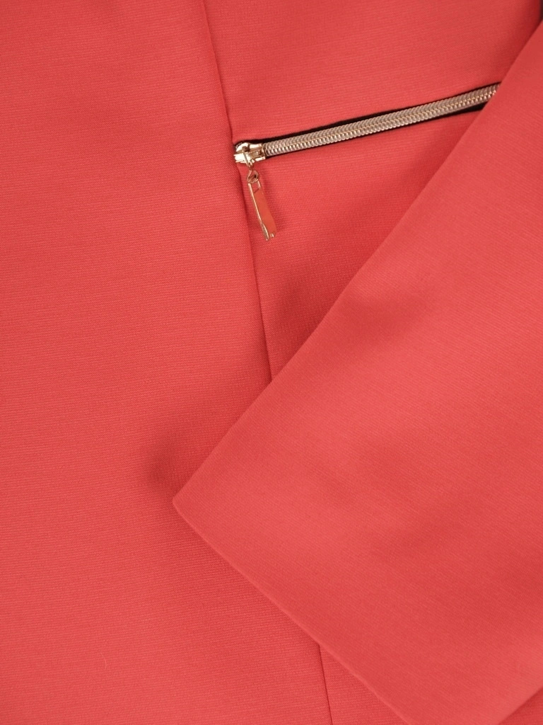 Elegancki żakiet damski do sukienki w odcieniu koralowym – prosty fason z kieszeniami na zamek 39405