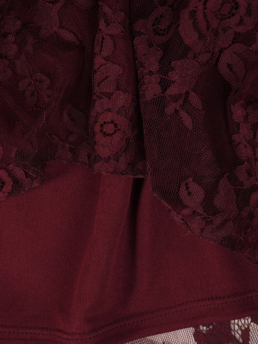 Bordowo-śliwkowa sukienka w kwiaty na wesele – elegancki fason z ozdobnymi rękawami 42111