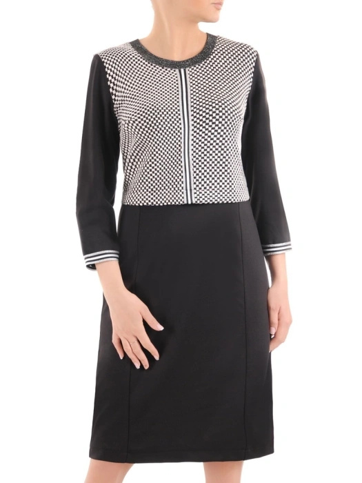 Elegancka sukienka do pracy w pepitkę midi – prosty fason z ozdobnymi mankietami 35534