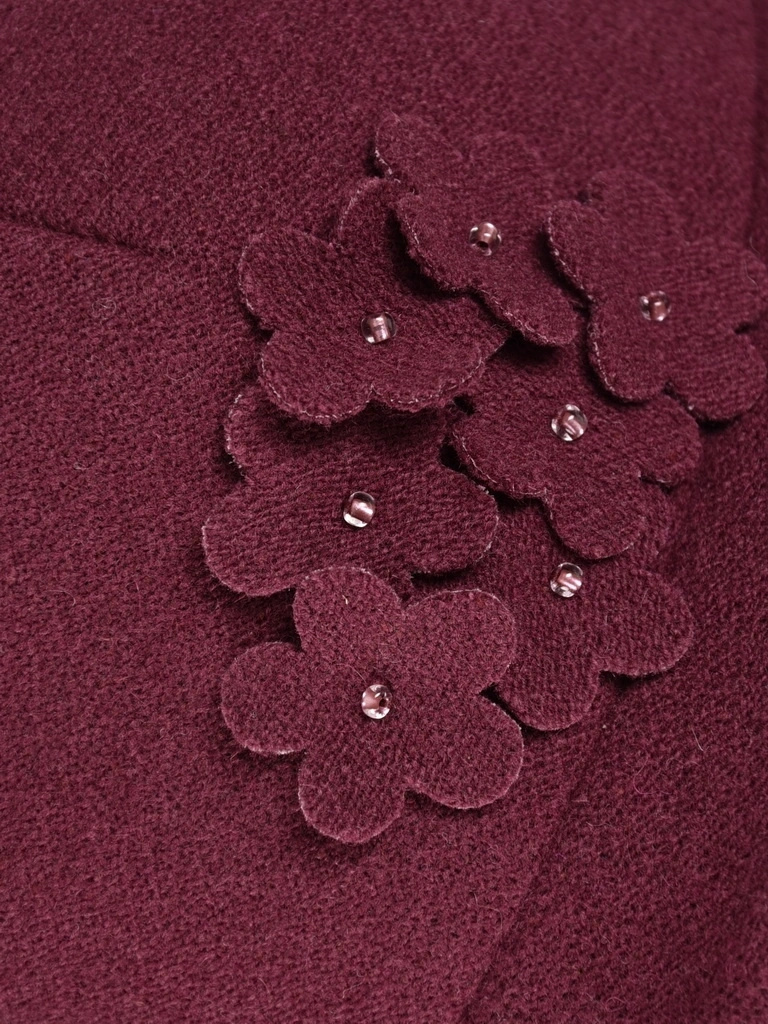Elegancki kapelusz damski zimowy cloche – bordowy fason z regulacją i ozdobnym kwiatem 42385