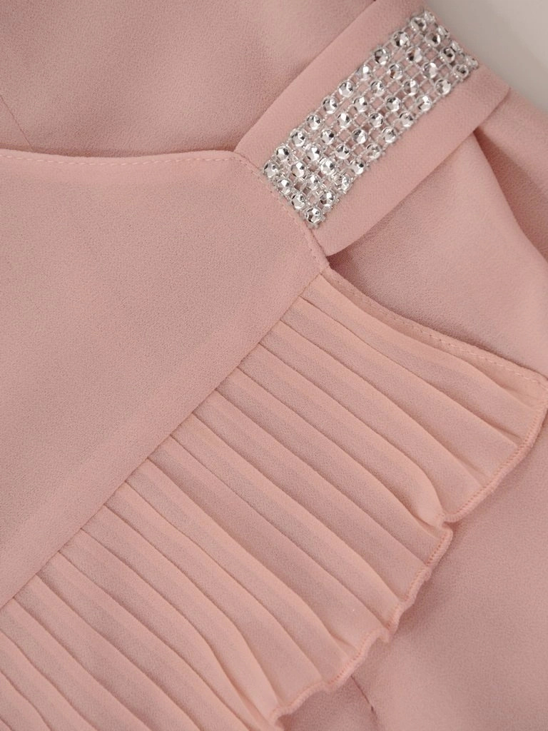Różowa sukienka na wesele o prostym kroju – elegancki fason z ozdobną aplikacją i plisami 26361
