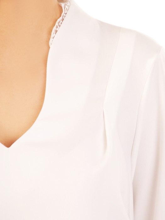 Biała bluzka z elegancką stójką z koronkowym wykończeniem 31641
