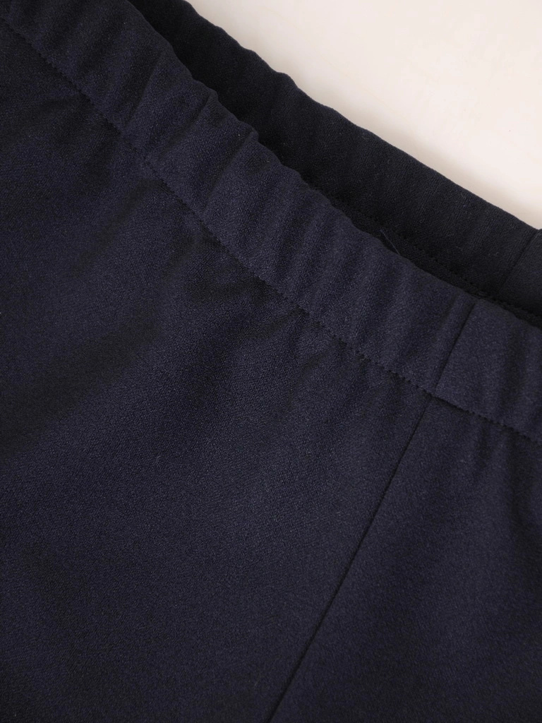 Eleganckie spodnie damskie typu legginsy w odcieniu granatu – wygodna elastyczna talia i nienaganny fason 31339