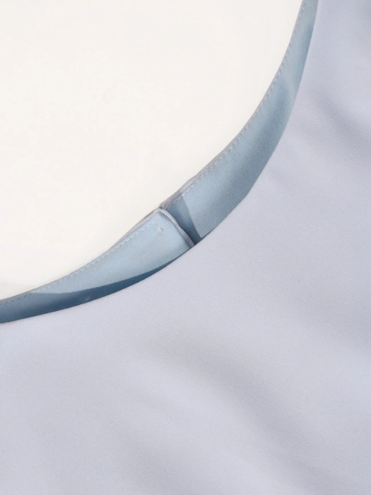 Błękitna kreacja trapezowa midi z paskiem – elegancki model z falbanami przy rękawach 3/4 41491