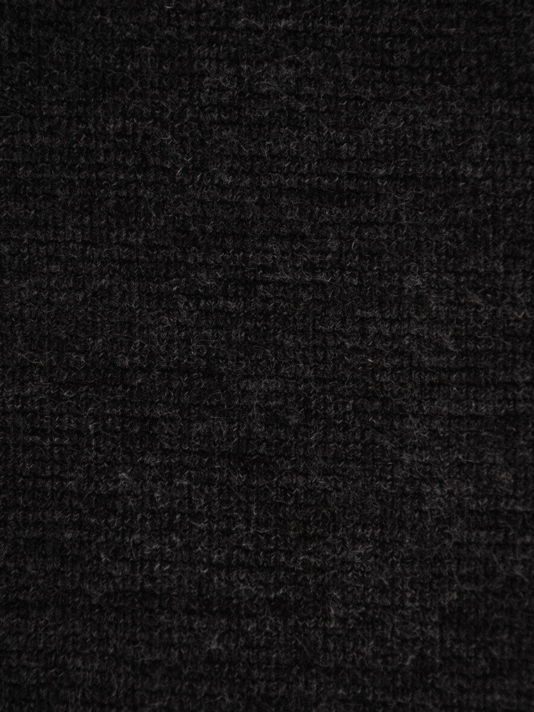Ciemnografitowa sukienka biznesowa midi z dekoltem w serek – wyszczuplające przeszycia i prosty fason 13219
