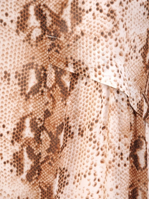 Elegancka sukienka damska trapezowa w zwierzęcy print – fason midi tuszujący biodra 30674