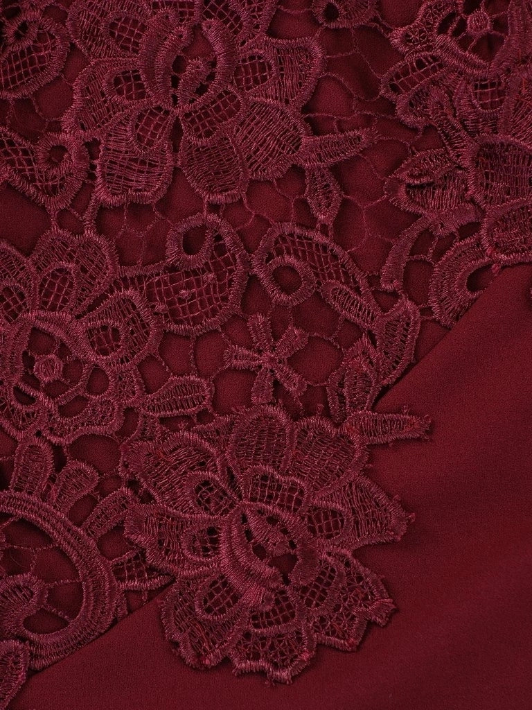 Elegancka bordowa sukienka midi na andrzejki i święta – prosty fason z gipiurą modelujący sylwetkę 14572