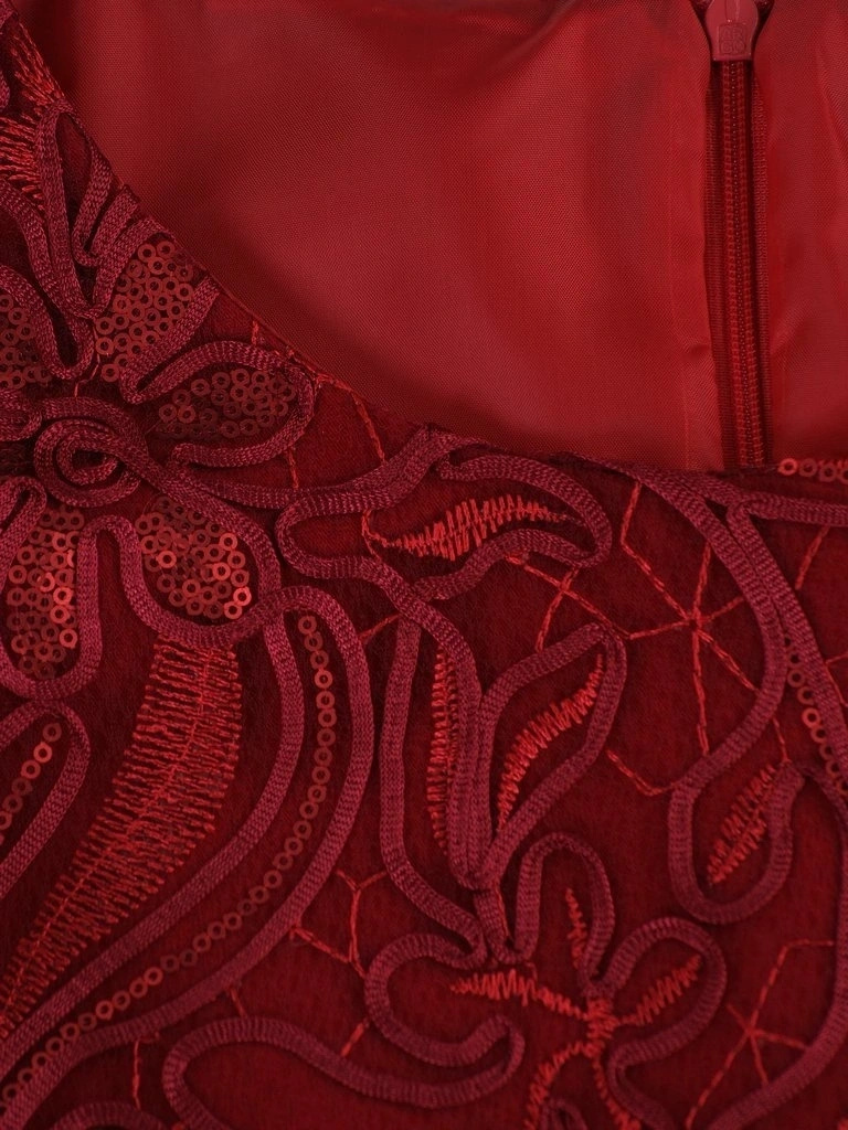 Bordowa sukienka na andrzejki i wesele w kwiaty – prosty krój z gipiurą subtelnie rozświetlony 4879