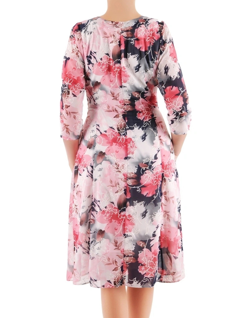 Elegancka sukienka rozkloszowana w kwiaty – kobiecy fason midi pięknie wysmuklający sylwetkę 39400