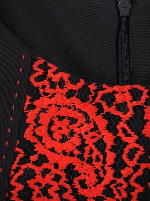 Elegancka sukienka koktajlowa o prostym kroju czarno-czerwona – kobiecy fason z ozdobnymi przeszyciami 2937