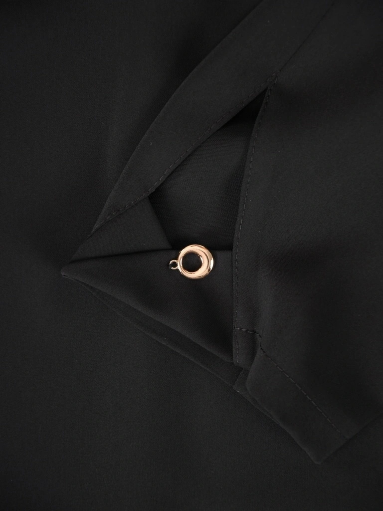 Elegancka czarna sukienka trapezowa midi z rękawem 3/4 – ozdobny dekolt i swobodny fason 38587