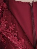 Bordowa sukienka wieczorowa rozkloszowana midi na andrzejki – elegancki krój z wiązaniem modelujący talię 37492