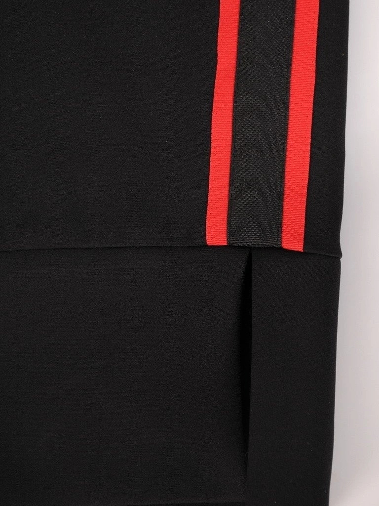Czarna elegancka sukienka prosta midi do biura – pionowe zaszewki wysmuklające sylwetkę 18816