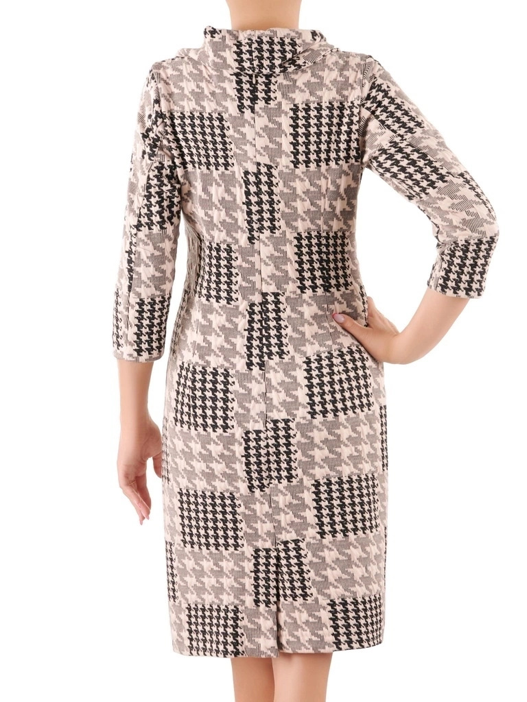 Elegancka sukienka midi w pepitkę o prostym kroju – odpinany komin i ponadczasowy styl do biura 36565