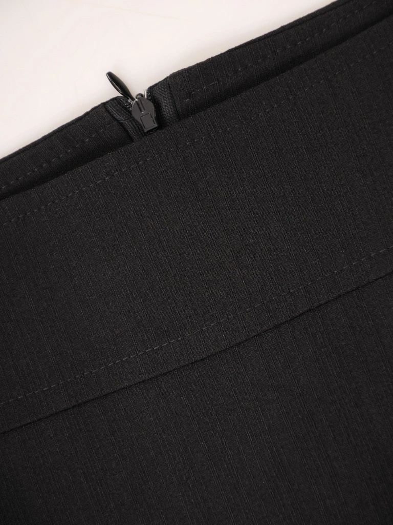 Elegancki czarny kostium damski o prostym kroju – model ze spódnicą i ozdobnym kołnierzem do pracy 35929