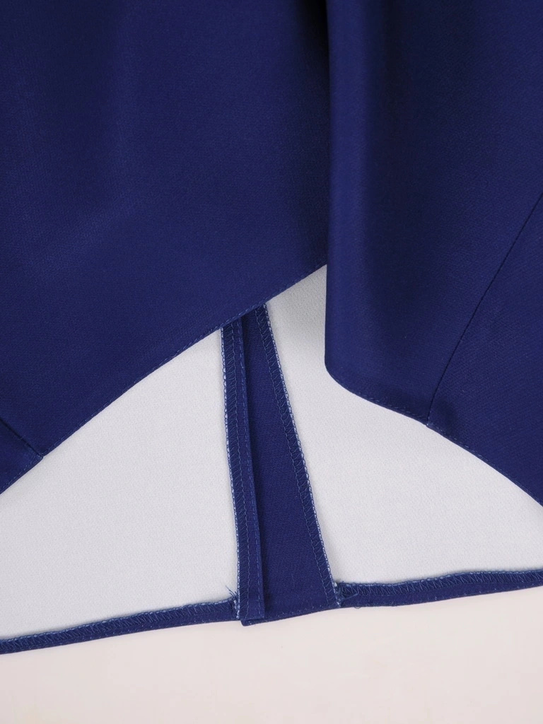 Prosta granatowa sukienka midi z dekoltem w serek – lekki i wygodny model na lato 35867