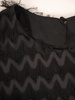 Mała czarna, sukienka z tkaniny zdobionej frędzlami 30355