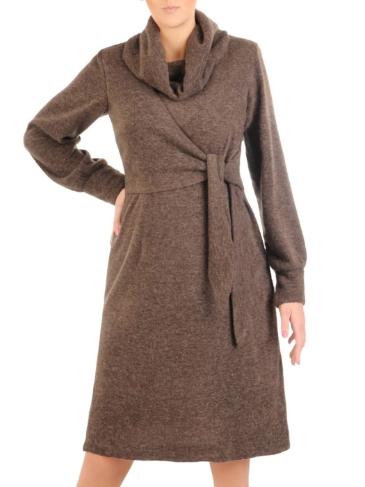 Elegancka sukienka damska midi w odcieniu cappuccino – optycznie wyszczuplające zaszewki i odpinany komin 34293