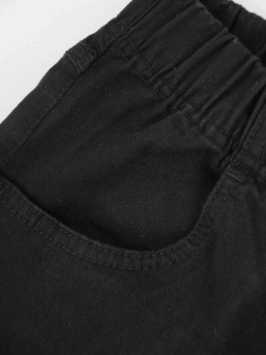 Eleganckie czarne spodnie z prostymi nogawkami i elastycznym pasem – optycznie wysmuklające figurę plus size 34900
