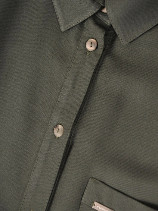 Elegancka wiskozowa koszula damska khaki – prosty krój z kieszenią maskujący biodra 39137