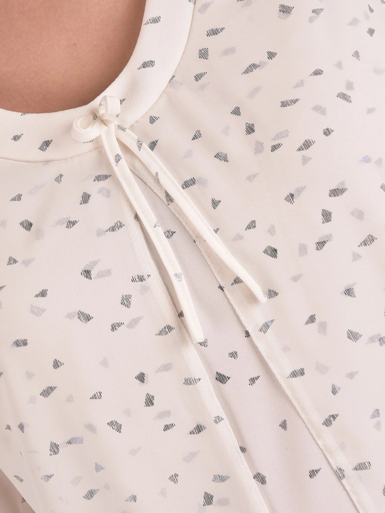 Elegancka bluzka wizytowa damska w chabrowy print – luźny fason tuszujący biodra z narzutką 41719