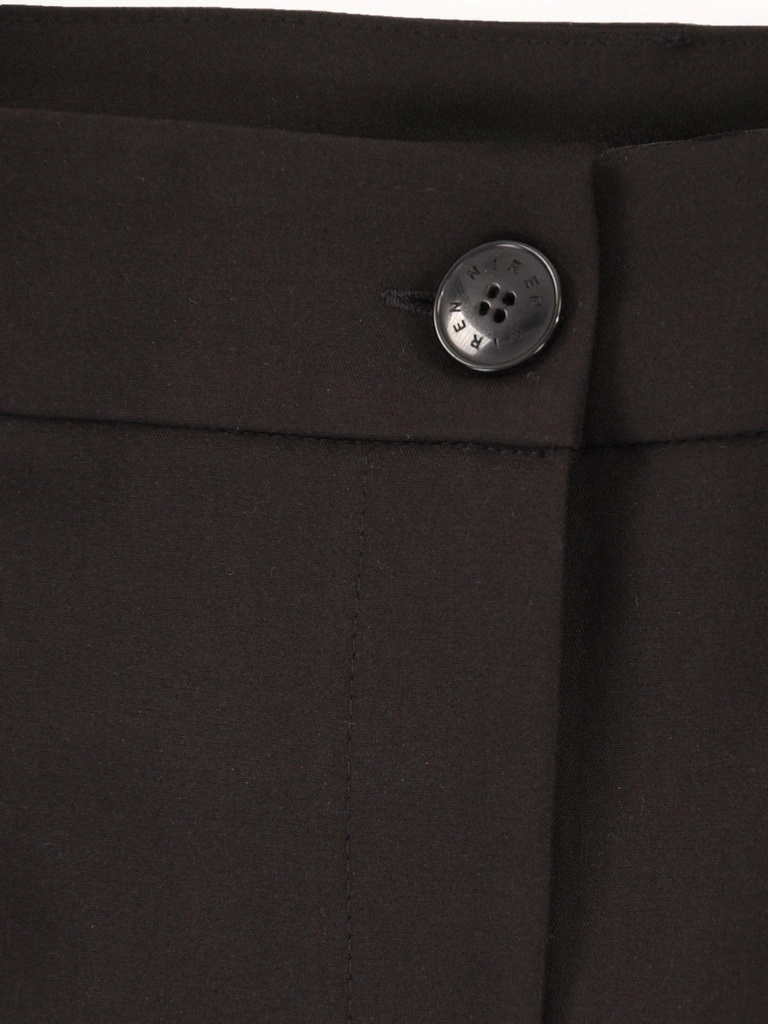 Czarne eleganckie spodnie damskie w kant – prosty fason z kieszeniami modelujący sylwetkę 40669